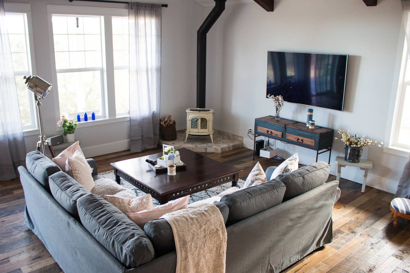 Crooked Pine Farm House Vacation Rental Living Room Photo